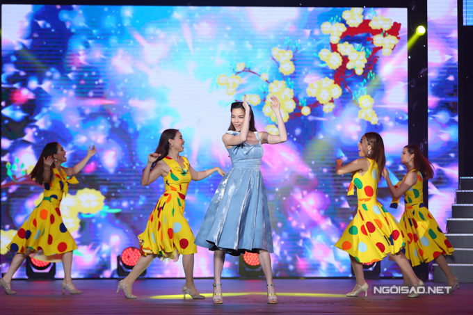 Hồ Ngọc Hà mặc gợi cảm chạy 3 show một đêm